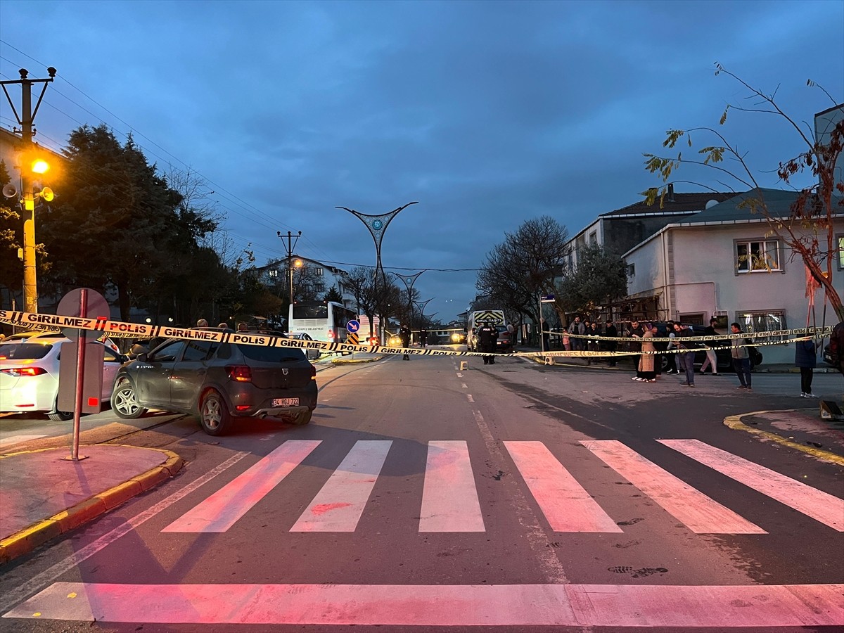 Kocaeli'nin Körfez ilçesinde trafikte çıkan kavgada 2 kişi silahla yaralandı.  