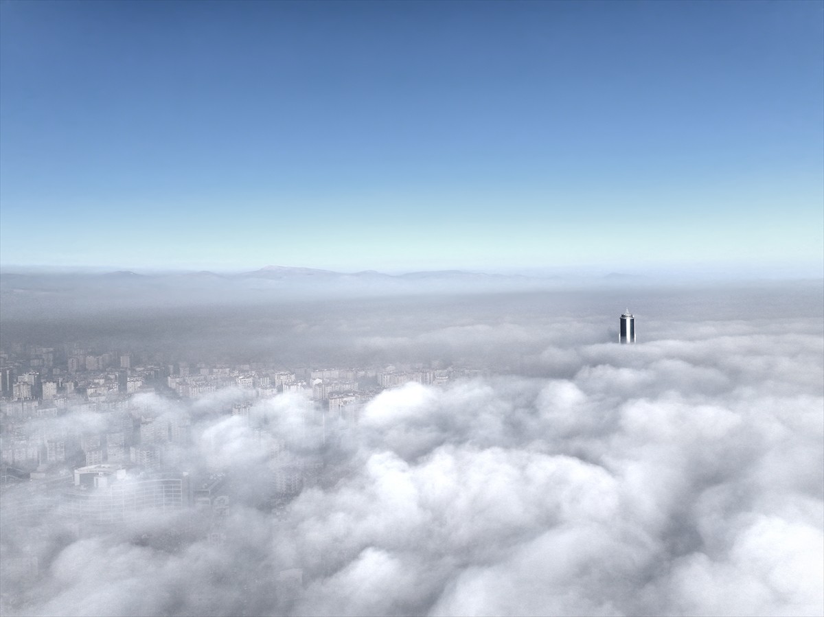 Konya'da gökyüzünü kaplayan sis tabakası dronla kaydedildi.