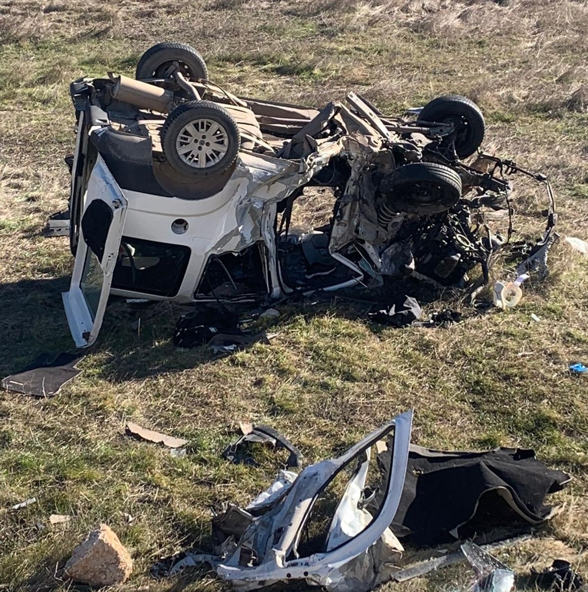 Konya'da hafif ticari araçla otomobilin çarpışması sonucu 2 kişi hayatını kaybetti, 1 kişi...