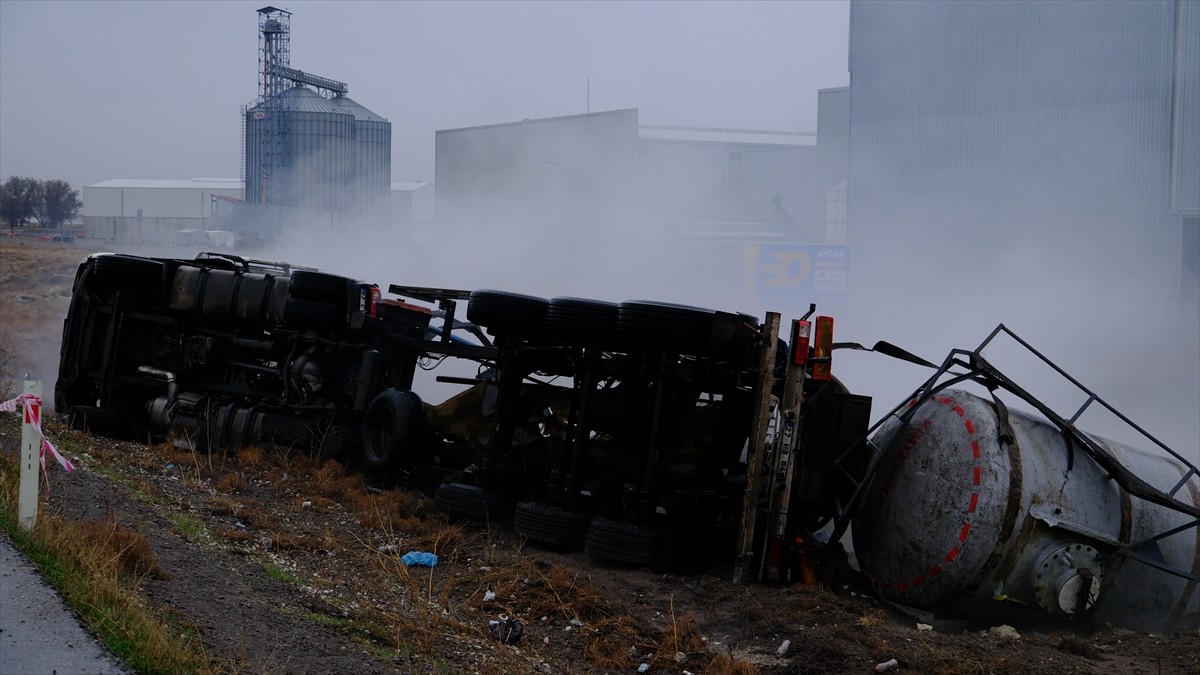 Konya'nın Karapınar ilçesinde kimyasal madde taşıyan tankerin devrilmesi sonucu sürücü hayatını...