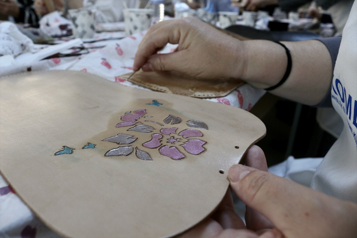 Konya Büyükşehir Belediyesi Meslek Edindirme Kursları (KOMEK) ve Aile Sanat ve Eğitim Merkezleri...