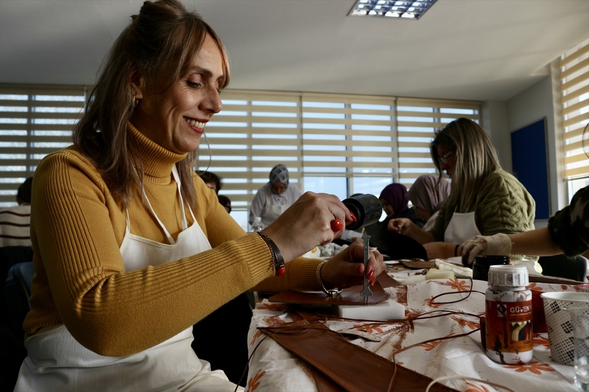 Konya Büyükşehir Belediyesi Meslek Edindirme Kursları (KOMEK) ve Aile Sanat ve Eğitim Merkezleri...