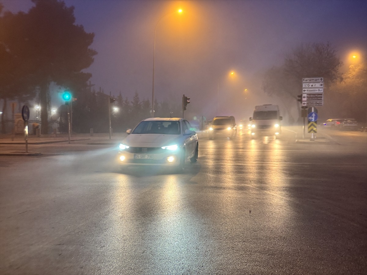 Konya kent merkezinde gece yarısından itibaren görülen yoğun sis, sabah da etkisini sürdürdü....
