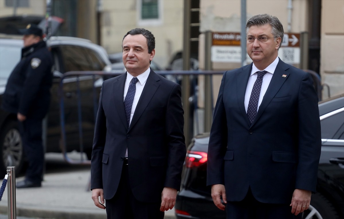 Kosova Başbakanı Albin Kurti (solda) resmi ziyaret kapsamında geldiği Hırvatistan'ın başkenti...