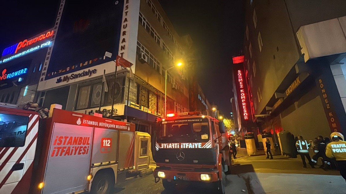 Küçükçekmece'de çatıdaki kuş kümesinden çıkan ve 2 tekstil atölyesinin çatısına da sıçrayan yangın...