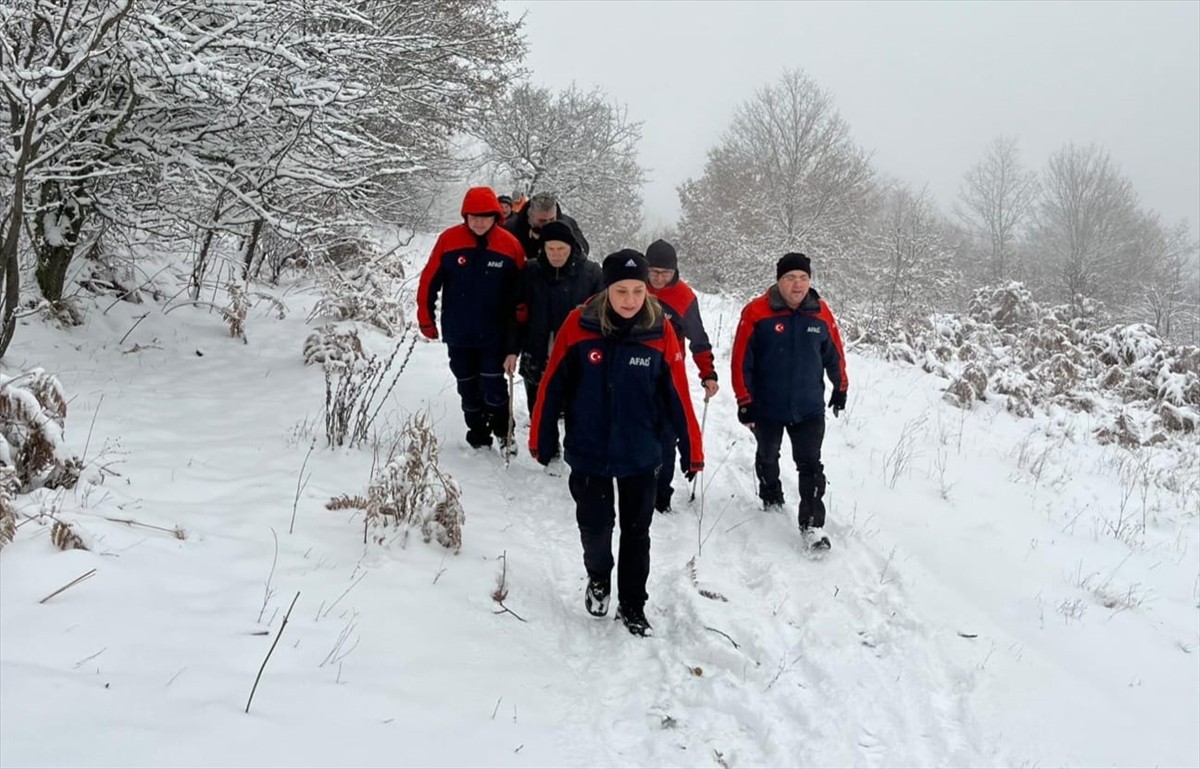 Kütahya'da kayıp olarak aranan Alzheimer hastası kişi, karla kaplı ormanlık alanda bulundu.