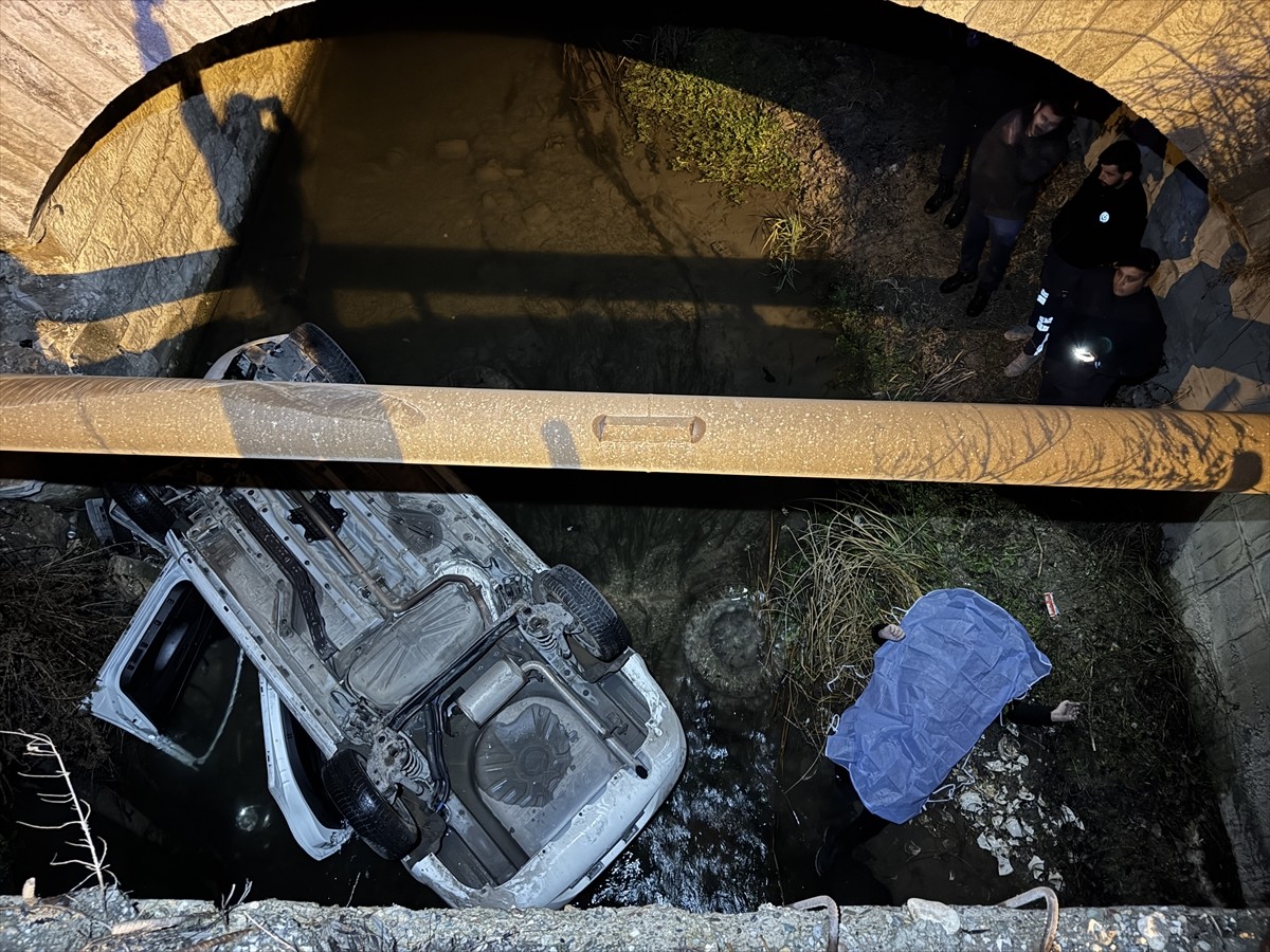 Kütahya'da kayıp olarak aranan fabrika personelinin, Porsuk Çayı'na düşen aracında hayatını...