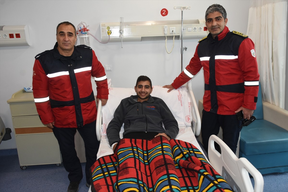 Malatya'da, girdiği gölette boğulma tehlikesi geçiren ve 34 dakika sonra sudan çıkarılan 22...