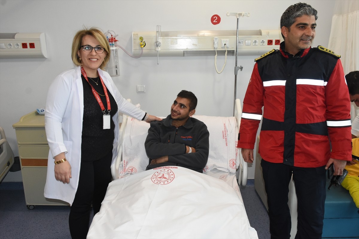 Malatya'da, girdiği gölette boğulma tehlikesi geçiren ve 34 dakika sonra sudan çıkarılan 22...