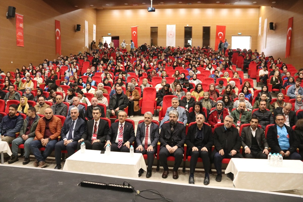Malatya’da Gençlik ve Spor Bakanlığı tarafından organize edilen "Gençlik Politika Belgesi Vizyon...