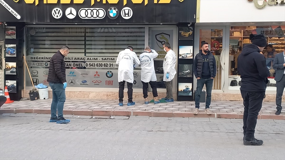 Manisa'nın Saruhanlı ilçesindeki silahlı kavgada 1 kişi sığındığı iş yerinde tabancayla öldürüldü....