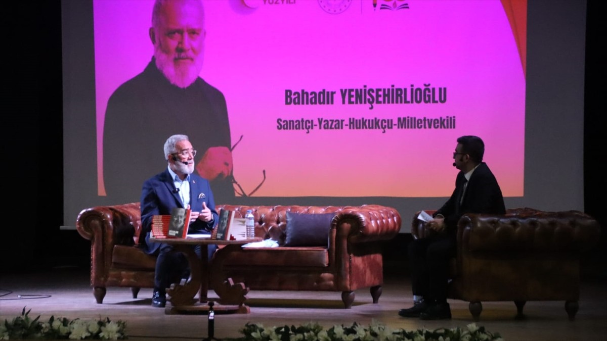 Manisa İl Milli Eğitim Müdürlüğünün Millet Çarşısı Konferans Salonu'nda düzenlediği Öğretmen...