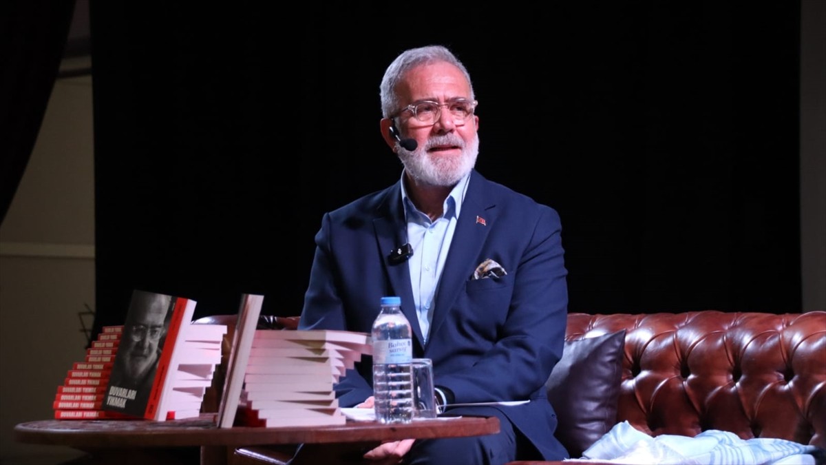 Manisa İl Milli Eğitim Müdürlüğünün Millet Çarşısı Konferans Salonu'nda düzenlediği Öğretmen...