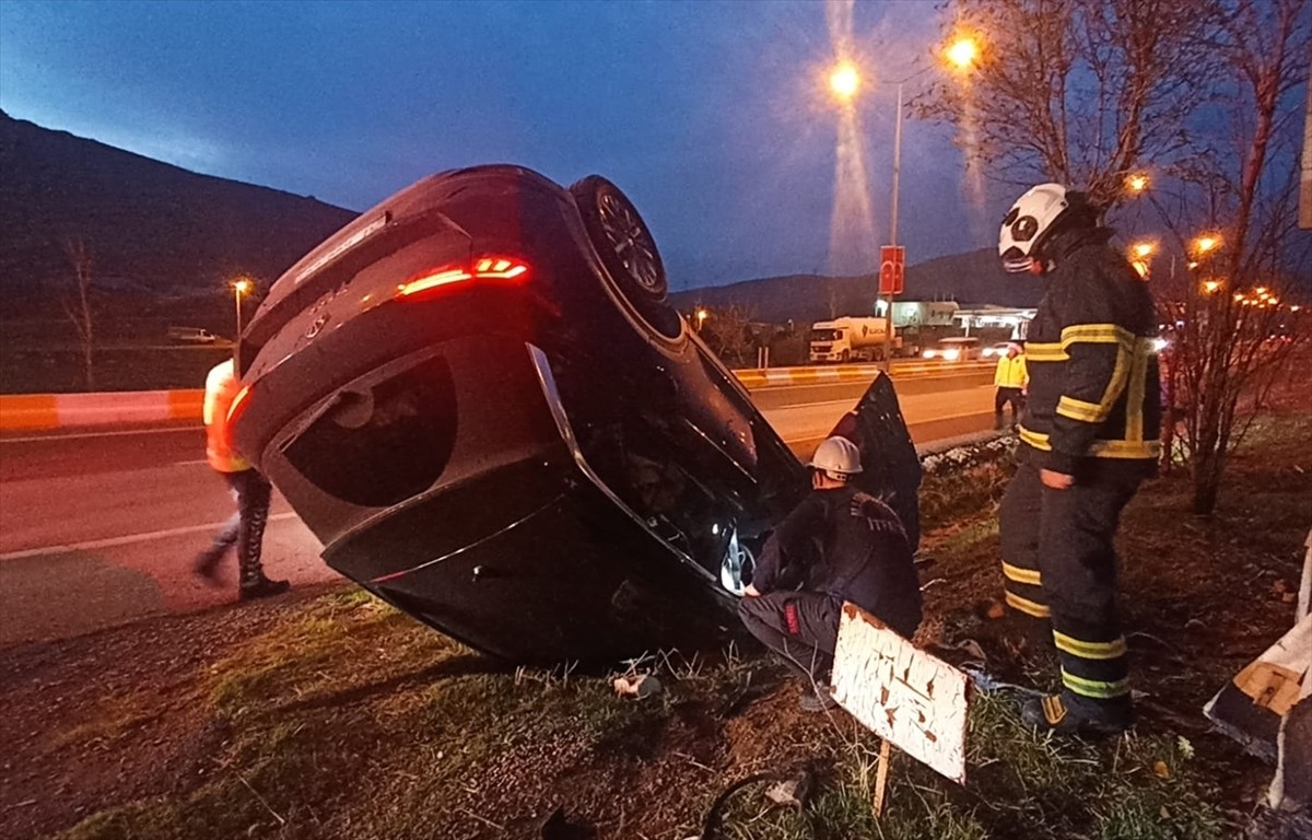 Mardin'de otomobilin devrilmesi sonucu sürücü yaralandı. Kaza yerine itfaiye ve polis ekipleri...