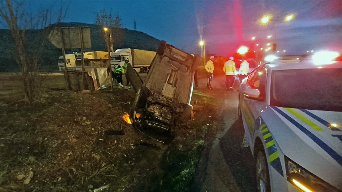 Mardin'de otomobilin devrilmesi sonucu sürücü yaralandı. Kaza yerine itfaiye ve polis ekipleri...