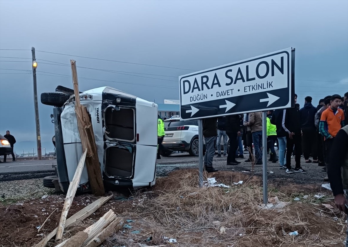 Mardin'in Kızıltepe ilçesinde öğrenci servisi ile cipin çarpışması sonucu 9'u öğrenci 11 kişi...