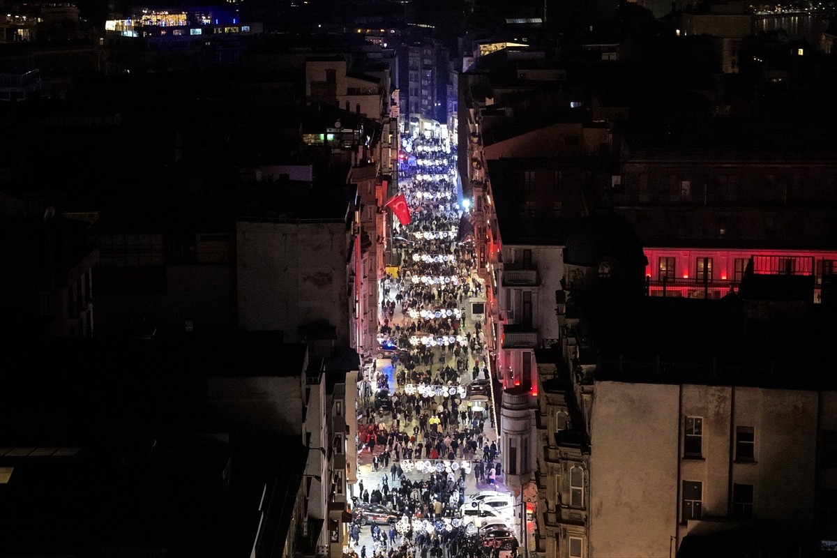 Megakentin en önemli buluşma noktalarından Taksim Meydanı ile İstiklal Caddesi'nde yeni yıla...