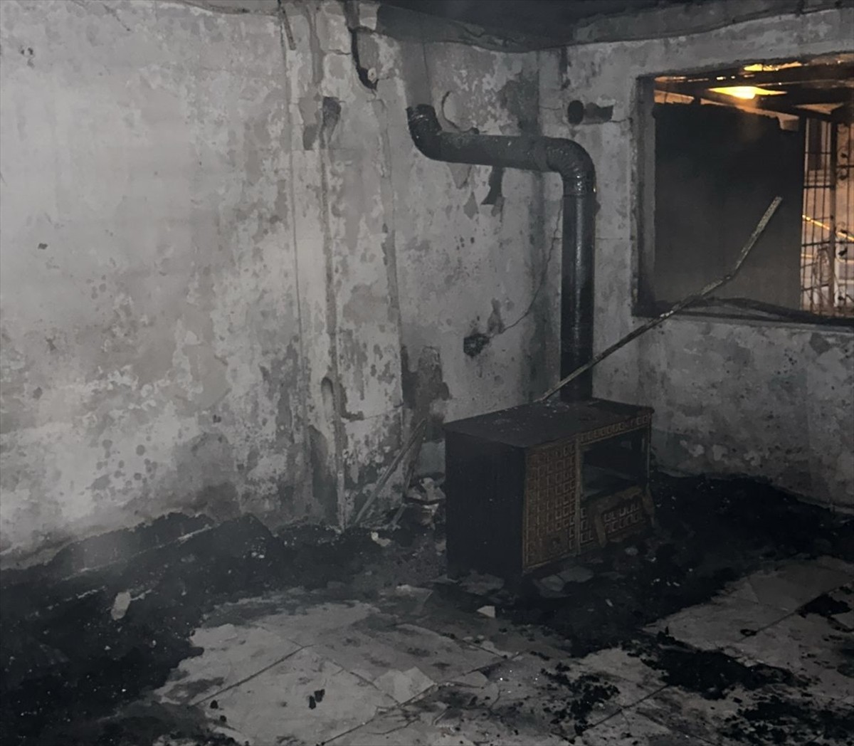 Mersin'in Tarsus ilçesinde iki katlı evde, kömür sobasından kaynaklı çıkan yangında 5 kişi...