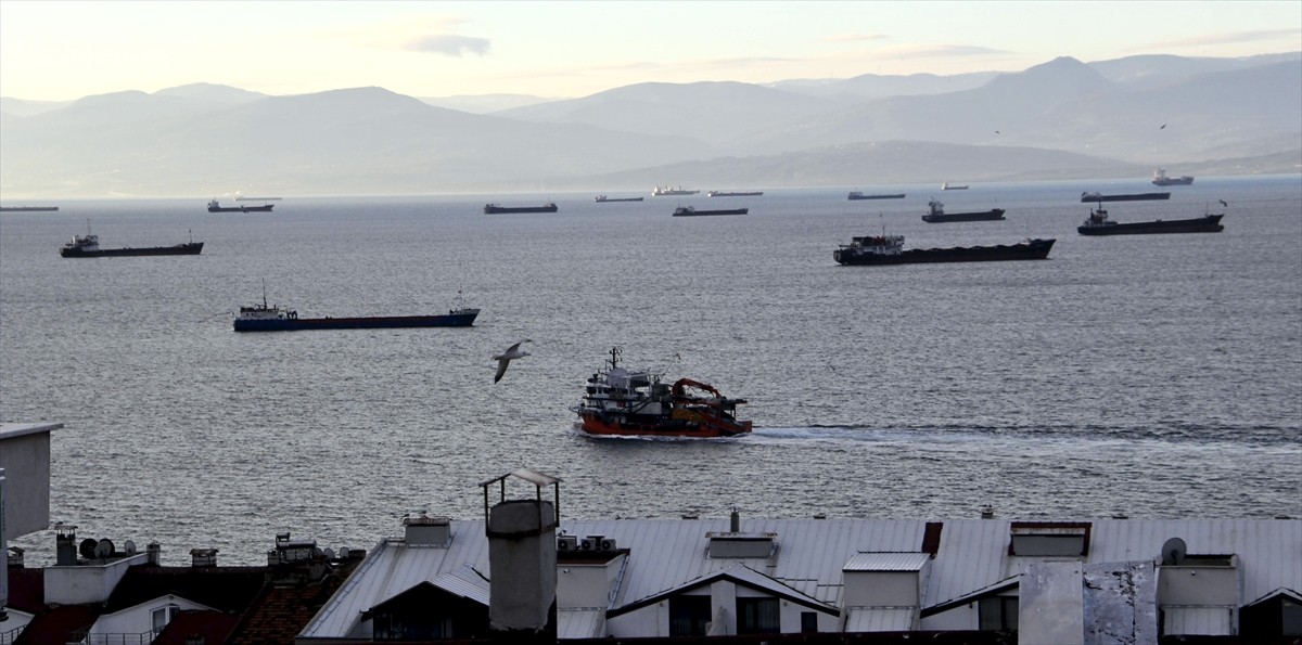 Meteoroloji Genel Müdürlüğü tarafından yapılan fırtına uyarısı üzerine, Karadeniz'de uluslararası...