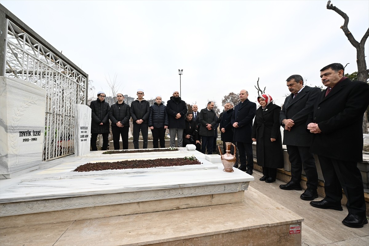 Milli Eğitim Bakanı Yusuf Tekin (sağ 2), Ankara Valisi Vasip Şahin (sağda) ve beraberinde Tevfik...