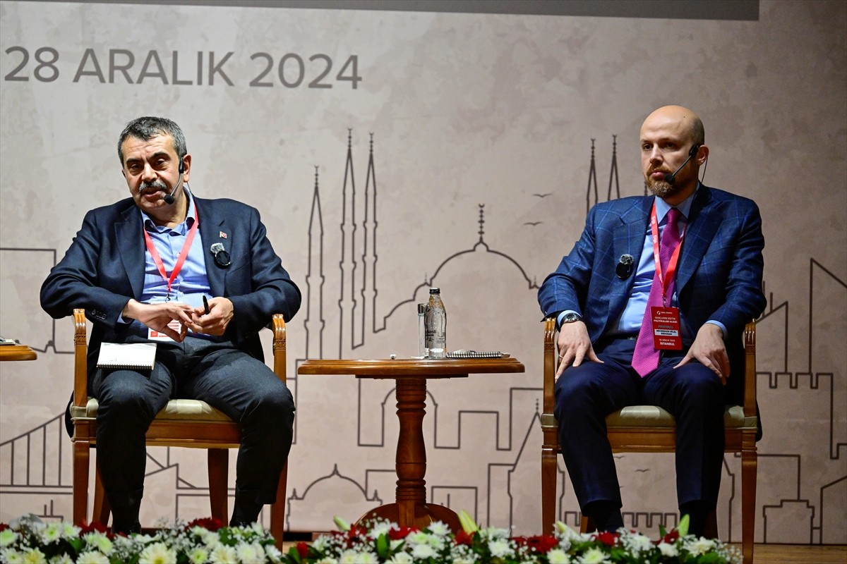 Milli Eğitim Bakanı Yusuf Tekin (solda) ile İlim Yayma Vakfı Mütevelli Heyeti Başkanı Bilal...