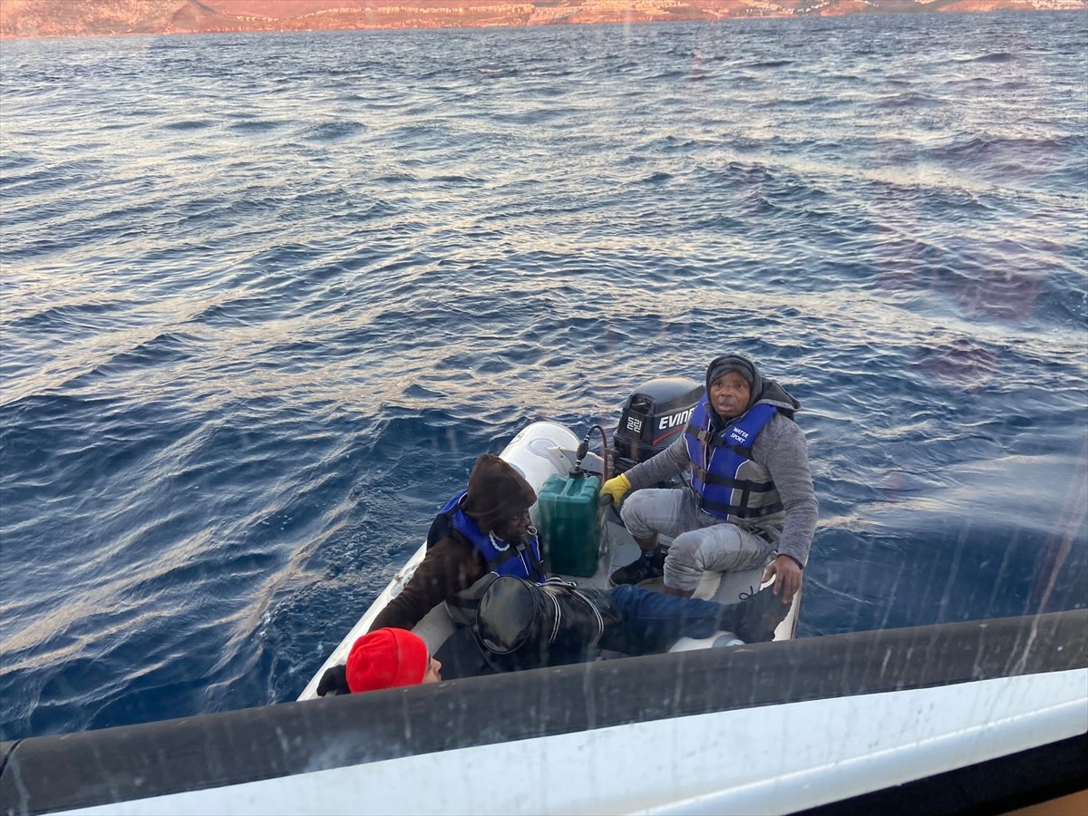 Muğla'nın Bodrum ilçesinde arızalanan lastik bottaki 31 düzensiz göçmen kurtarıldı, Sahil Güvenlik...