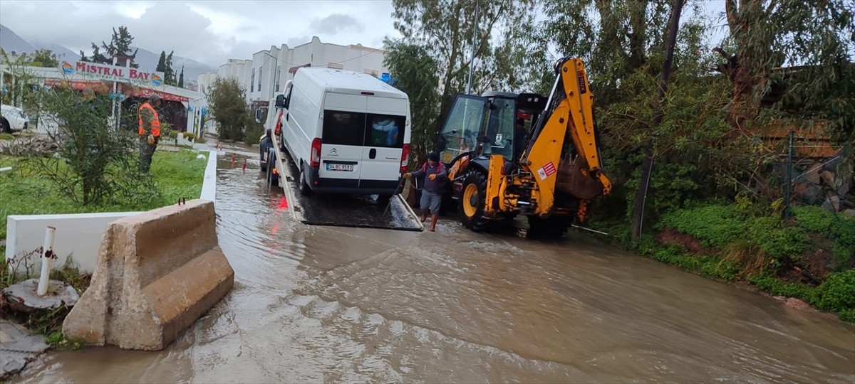 Muğla'nın Bodrum ilçesinde sağanak hayatı olumsuz etkiledi. Sağanak nedeniyle Bitez...