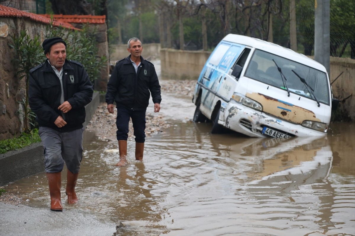 Muğla'nın Bodrum ilçesinde sağanak hayatı olumsuz etkiledi. Sağanak nedeniyle Bitez...