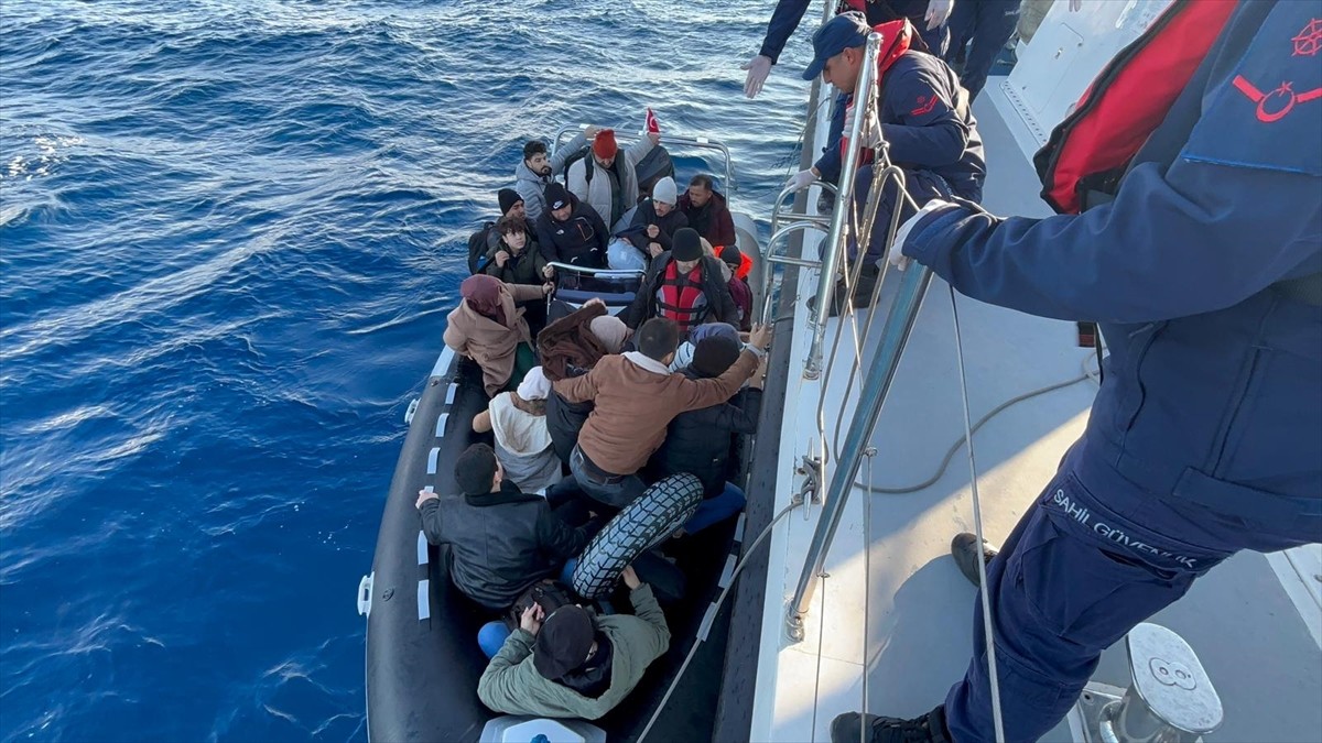 Muğla'nın Marmaris ilçesi açıklarında, lastik botta çocukların da aralarında bulunduğu 31 düzensiz...