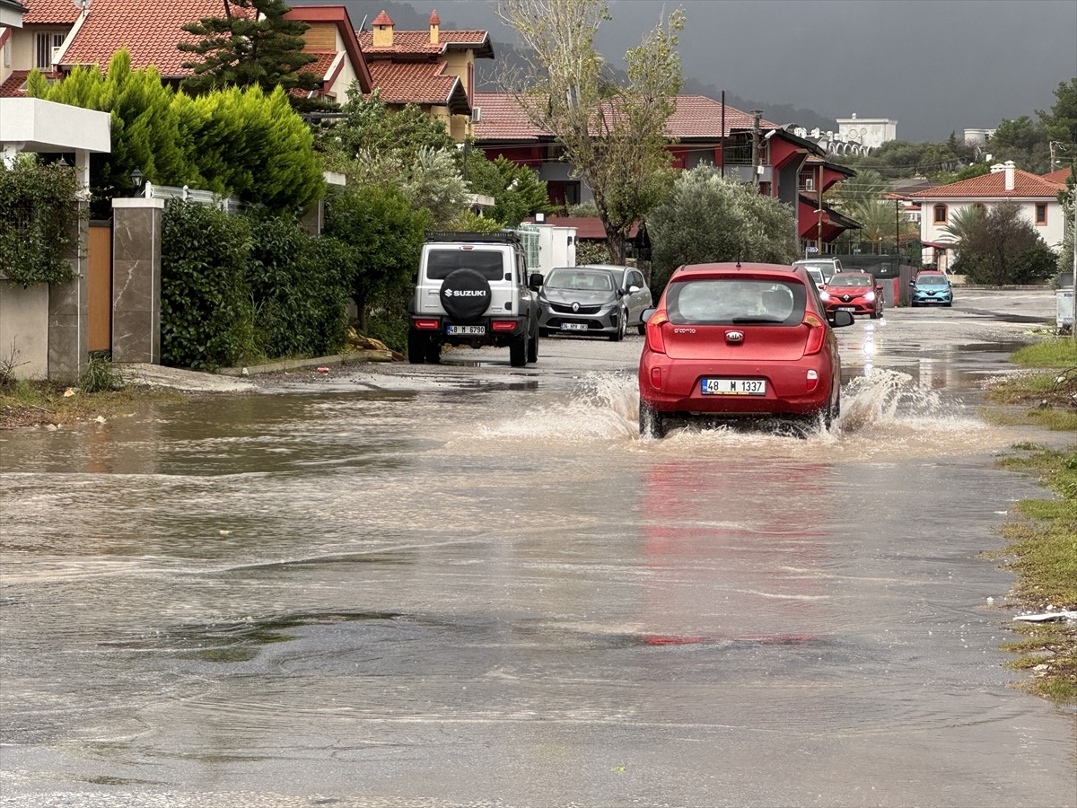 Muğla'nın Marmaris ilçesinde sağanak yaşamı olumsuz etkiledi. Yüksek kesimlerden gelen çamurlu...