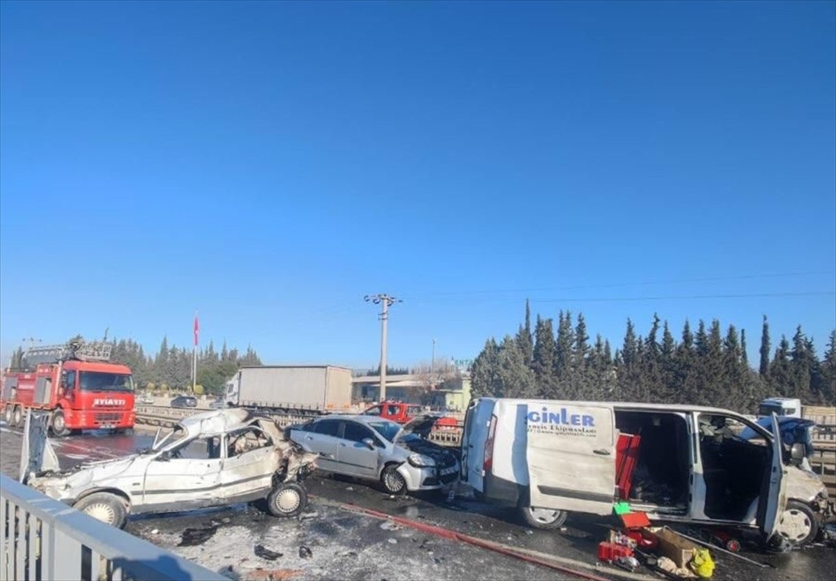 Muğla'nın Menteşe ilçesinde 4 aracın karıştığı zincirleme trafik kazasında 7 kişi yaralandı. Kaza...