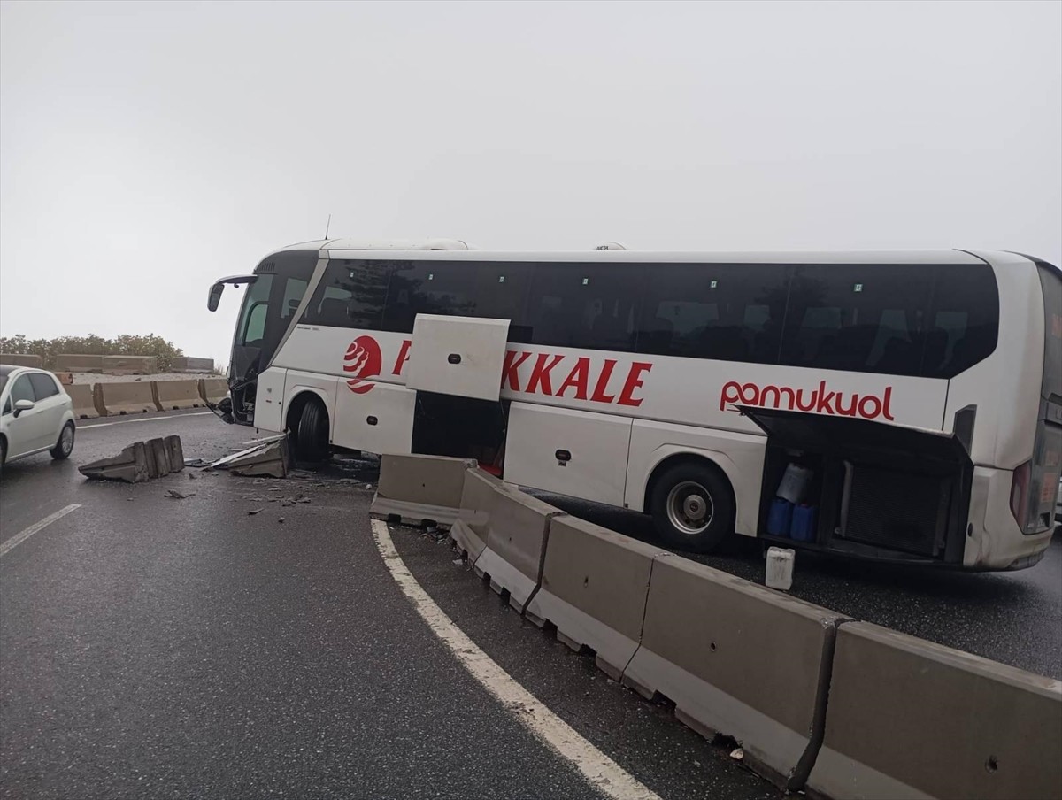 Muğla'nın Ula ilçesinde bariyerlere çarpan yolcu otobüsündeki 5 kişi yaralandı.