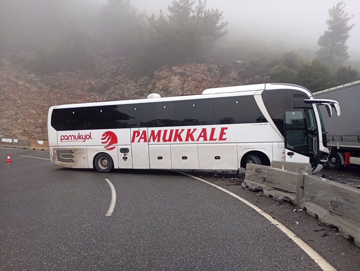 Muğla'nın Ula ilçesinde bariyerlere çarpan yolcu otobüsündeki 5 kişi yaralandı.