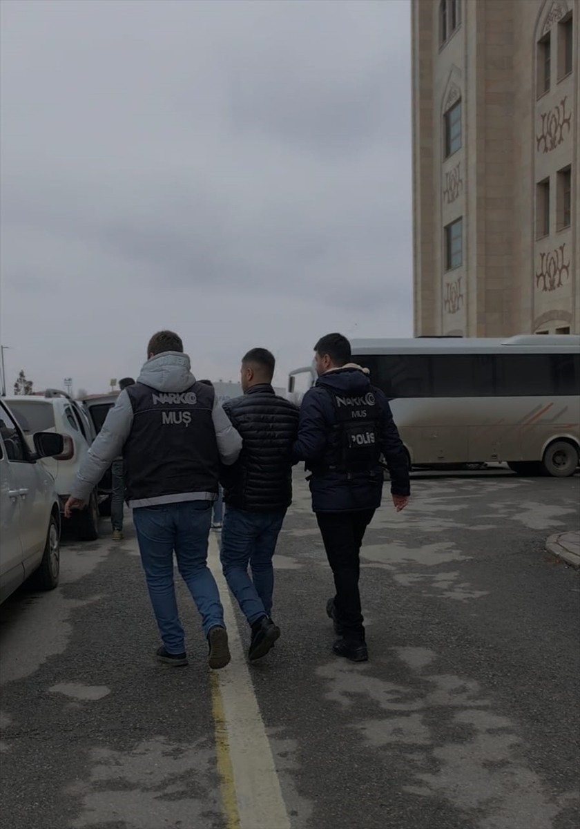 Muş'ta şehirler arası yolcu taşınan otobüste 16 kilo 400 gram sentetik uyuşturucu ele geçirildi...