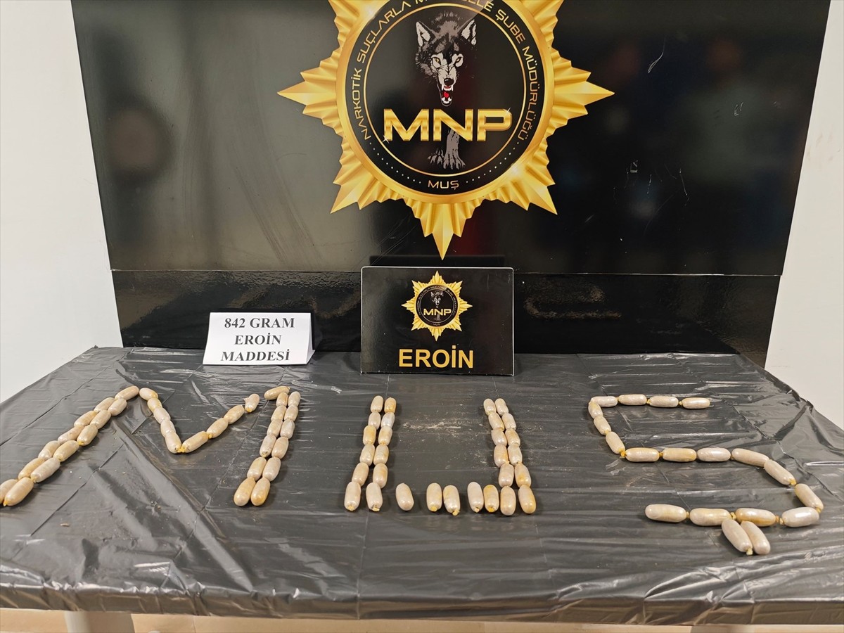 Muş'ta yolcu otobüsündeki bir şüphelinin midesinde, kapsüllere konulan 842 gram eroin ele...