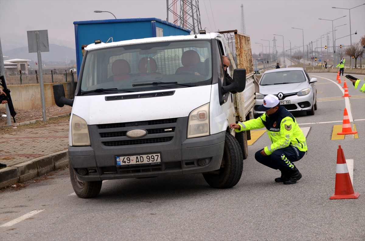 Muş'ta yük ve yolcu taşıyan ticari araçlar için zorunlu kış lastiği uygulaması kapsamında denetim...