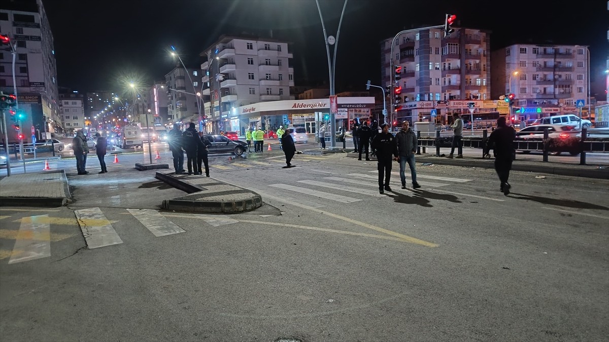 Niğde'de ekip otosuyla otomobilin çarpışması sonucu yaralanan 2'si polis 6 kişi tedavi altına...