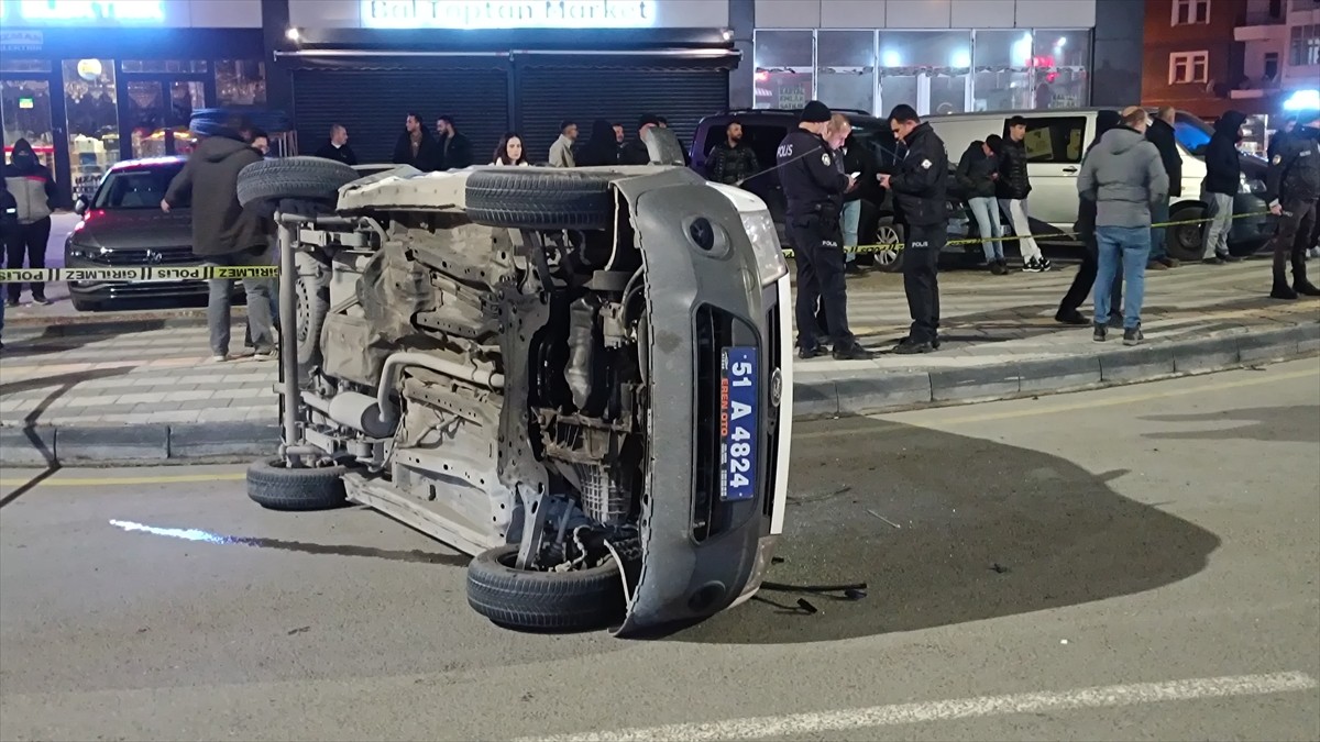 Niğde'de ekip otosuyla otomobilin çarpışması sonucu yaralanan 2'si polis 6 kişi tedavi altına...