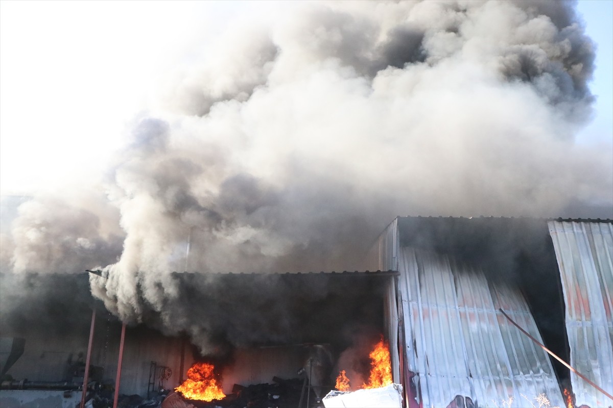 Niğde Organize Sanayi Bölgesinde plastik çerçeve fabrikasında çıkan yangına müdahale...