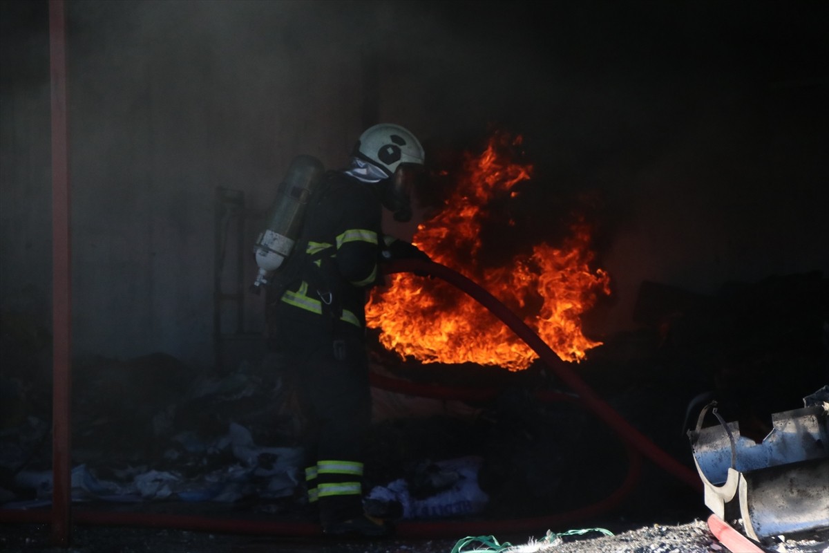 Niğde Organize Sanayi Bölgesinde plastik çerçeve fabrikasında çıkan yangına müdahale...
