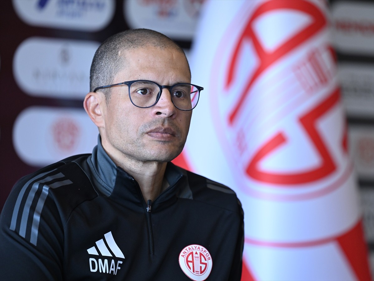 Onvo Antalyaspor Teknik Direktörü Alex de Souza, Atilla Vehbi Konuk Tesisleri'nde düzenlediği...