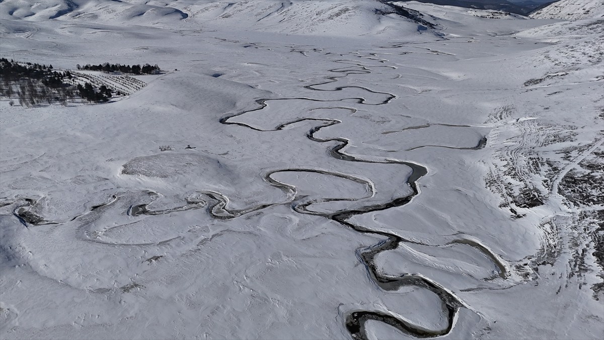 Ordu'nun Aybastı ilçesinde menderesleriyle ünlü Perşembe Yaylası, karın ardından ziyaretçilerine...