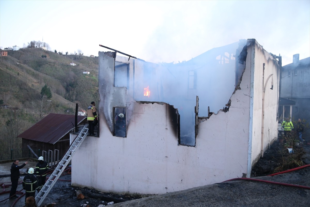 Ordu'nun Perşembe ilçesinde evde çıkan yangında 1 kişi öldü. Olay yerine 112 Acil Sağlık, itfaiye...