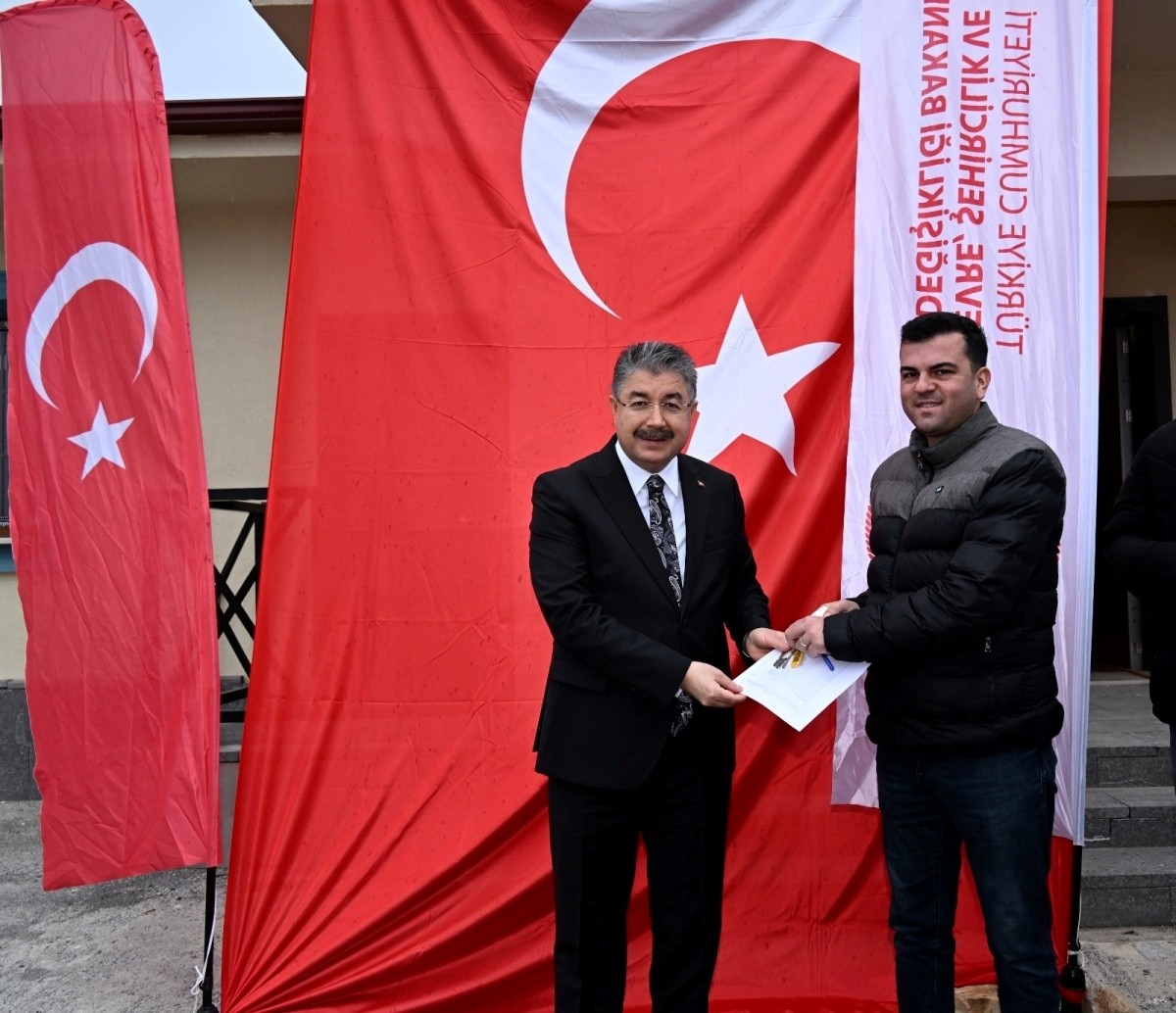 Osmaniye'de yapımı tamamlanan 14 köy evinin anahtarı, 6 Şubat 2023'teki depremlerden etkilenen hak...