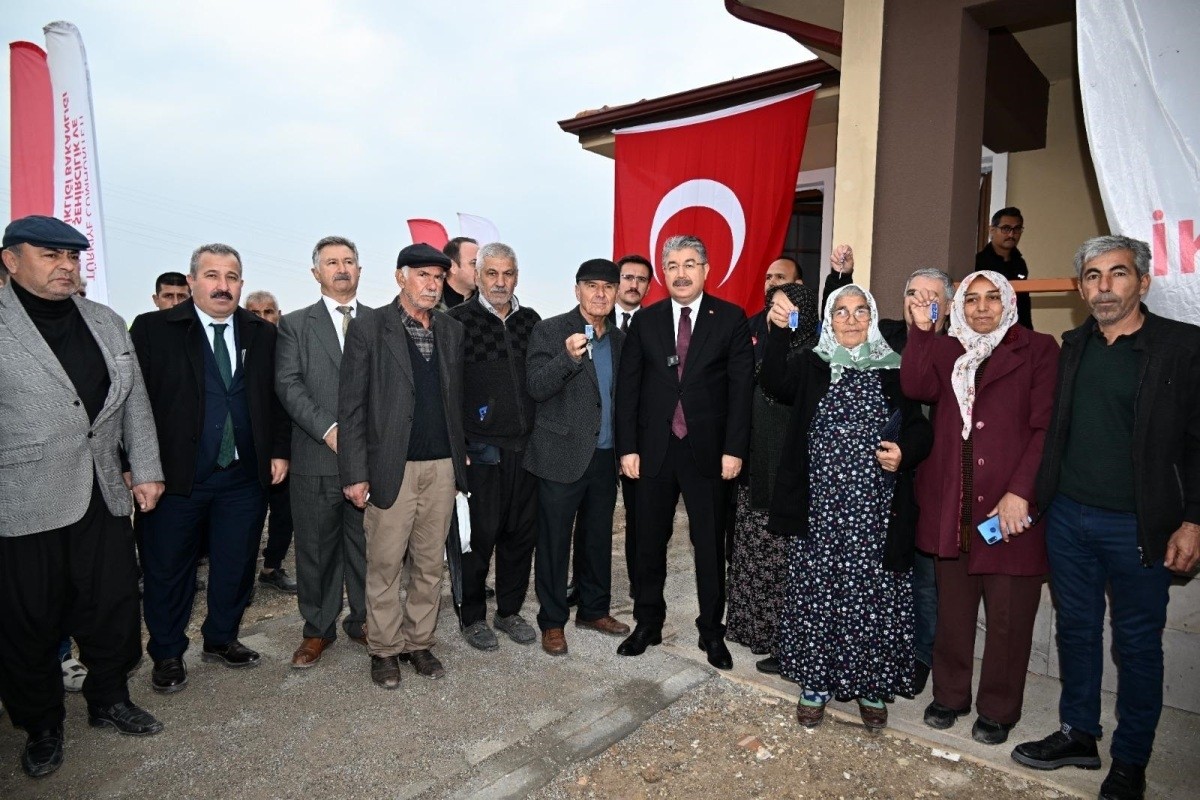  Osmaniye'de yapımı tamamlanan 50 köy evinin anahtarı, 6 Şubat 2023'teki depremlerden etkilenen...