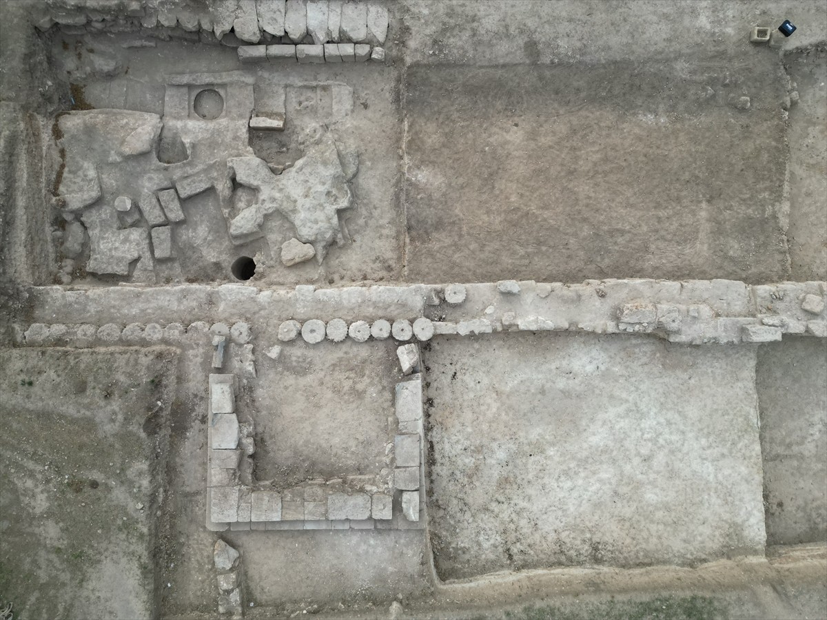 Osmaniye'deki Kastabala Antik Kenti'nde yürütülen arkeolojik kazılarda, içerisinde heykel kaidesi...