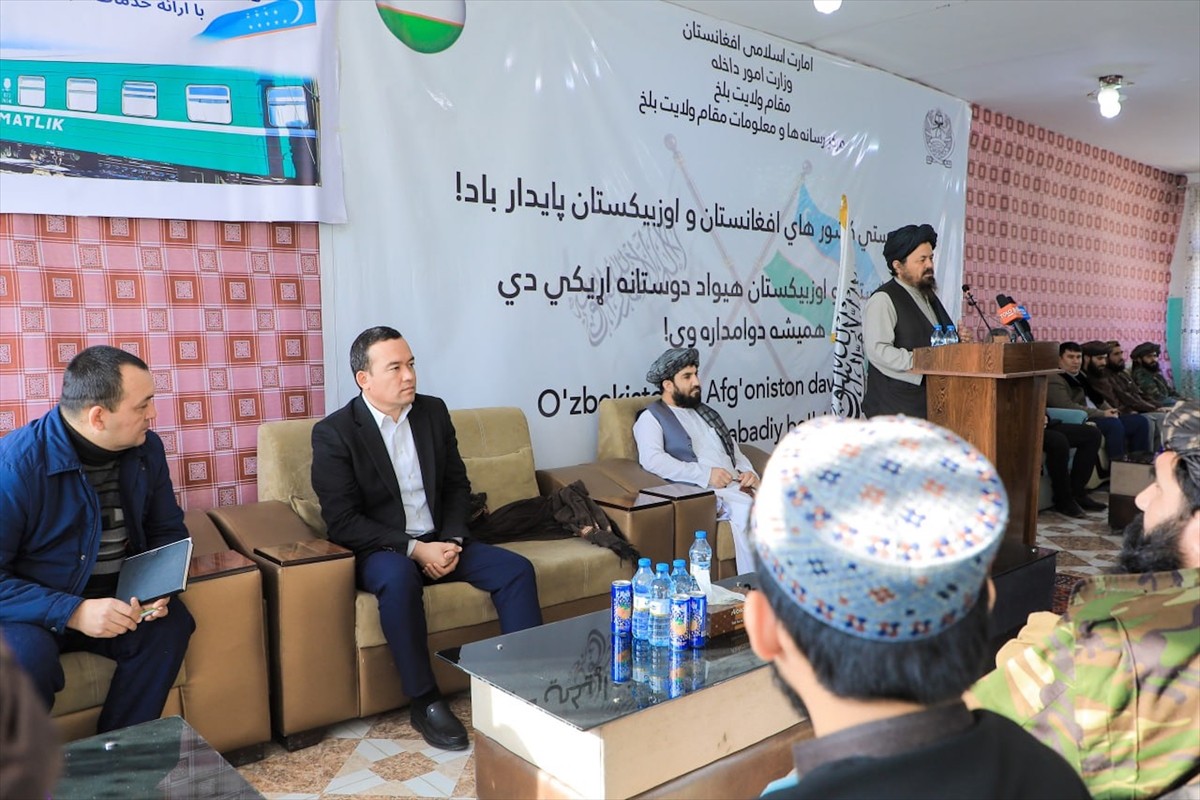 Özbekistan'dan, Afganistan'a gıda, ilaç ve sağlık ekiplerini taşıyan yardım treni gönderildi....