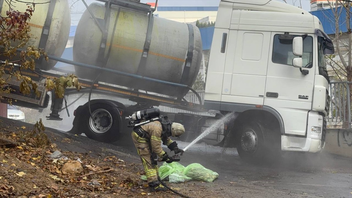Pendik'te, sokakta virajı alamayarak, sıkışan tankerden akan kimyasal madde yola yayıldı.