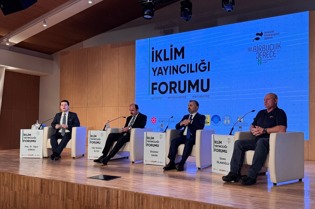Radyo ve Televizyon Üst Kurulu (RTÜK) Başkanı Ebubekir Şahin (sağ 2), Konya'da Taş Bina Kültür ve...