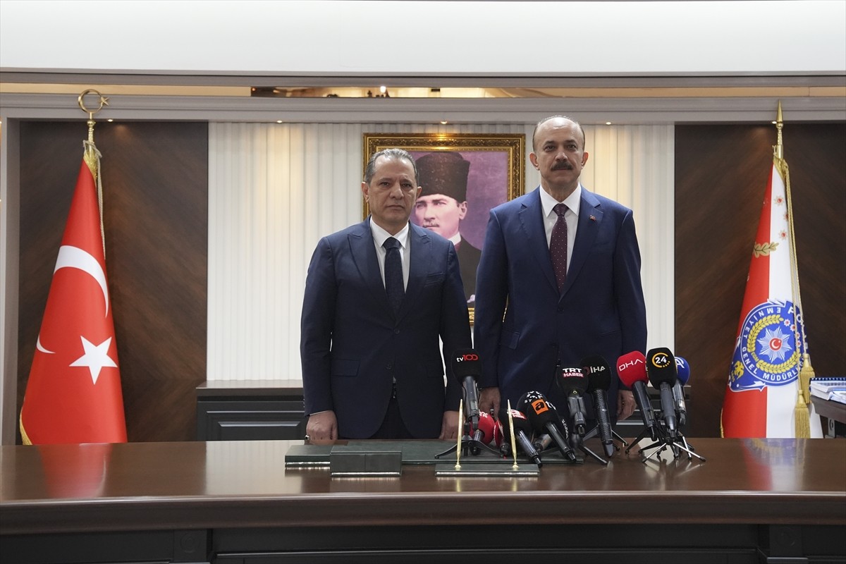 Resmi Gazete'de yayımlanan kararla İstanbul Emniyet Müdürlüğüne atanan Selami Yıldız (solda)...